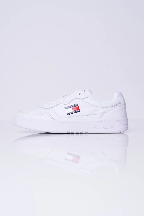 sneakersy-biale-skorzane-tommy-jeans-em0em01443.jpg